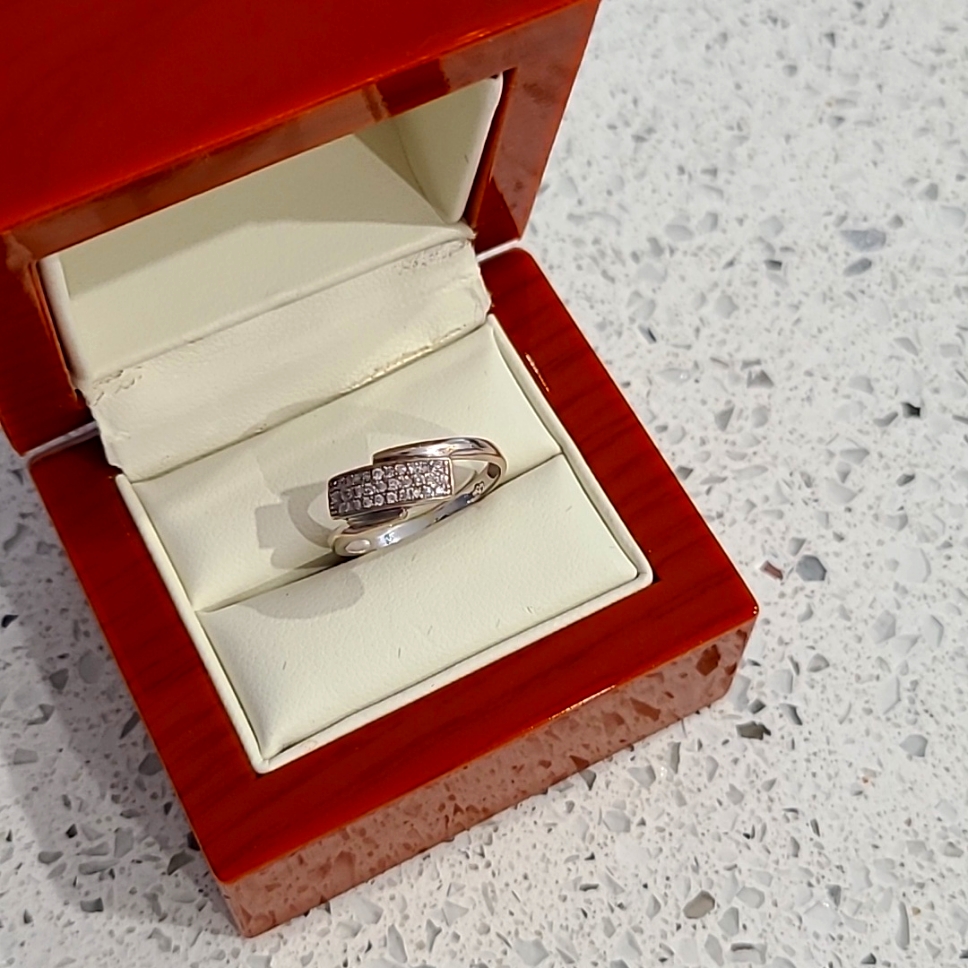 Ladies White Gold Diamond Ring